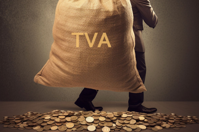 Illustration homme portant un sac avec la mention "TVA - Article Quand payer la tva auto-entrepreneur